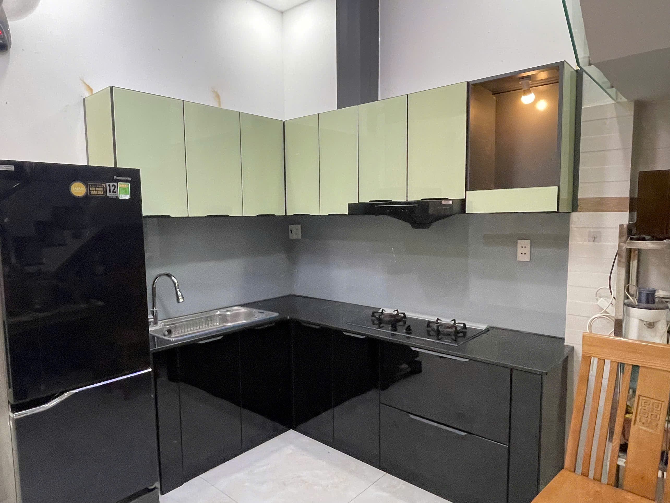 Tủ bếp chữ L cánh kính phối màu được lắp đặt thực tế
