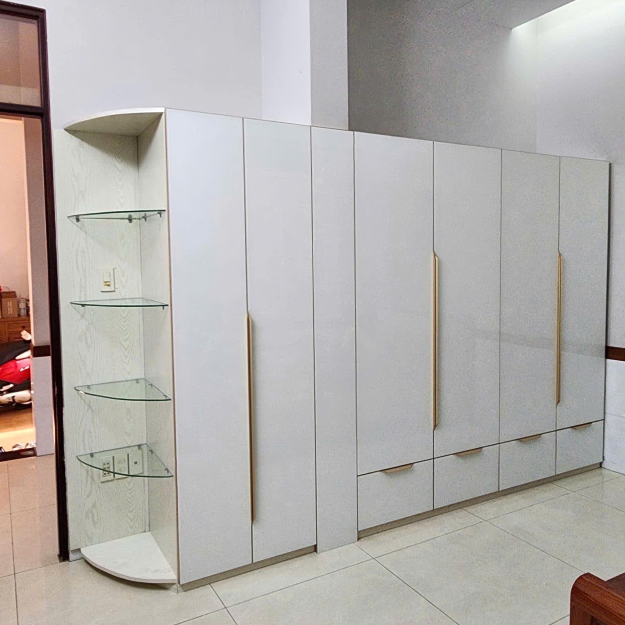 Tủ quần áo cánh kín màu trắng kết hợp kệ kính bo góc