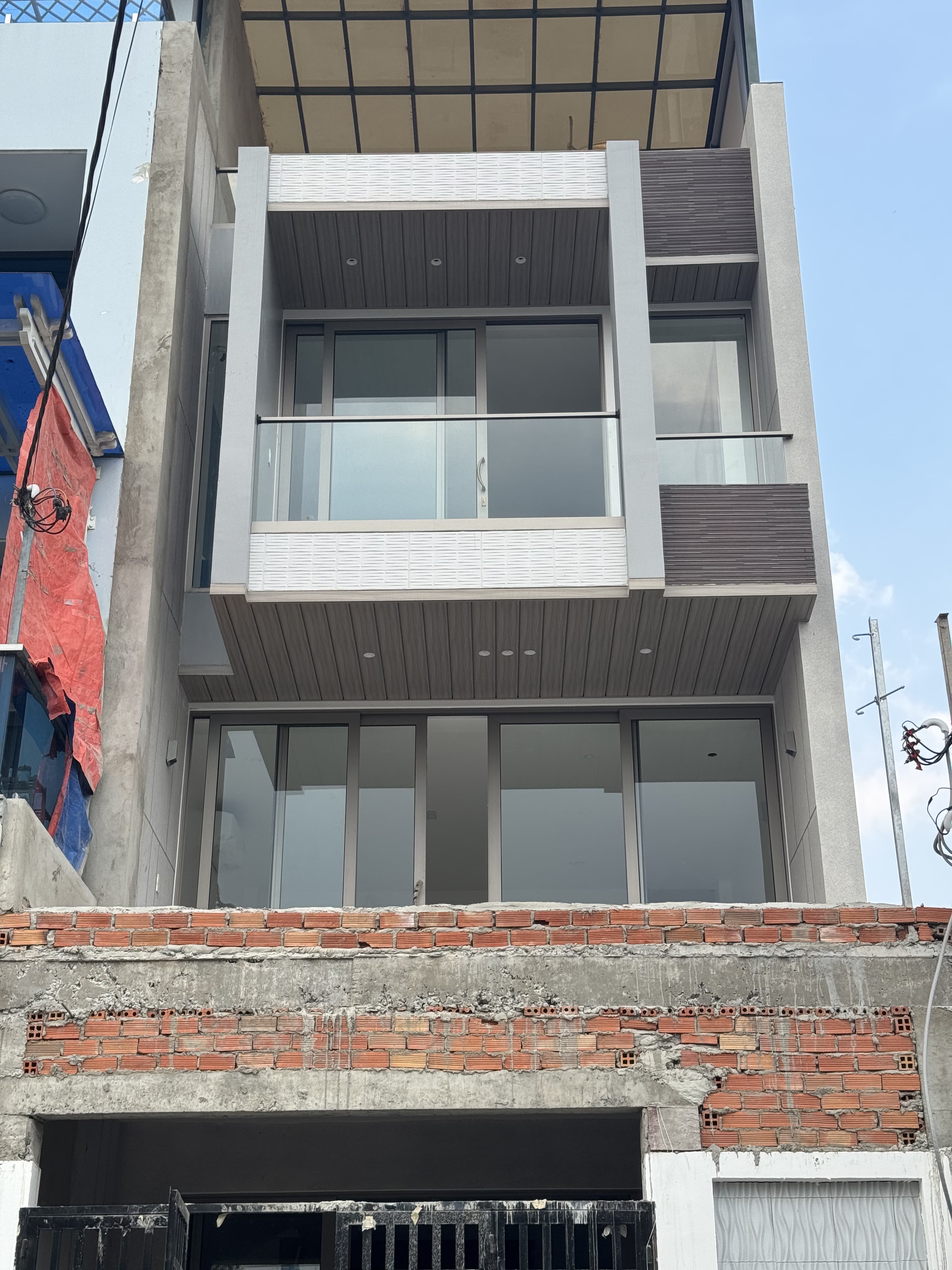 Tủ bếp cánh kính chữ L thực tế