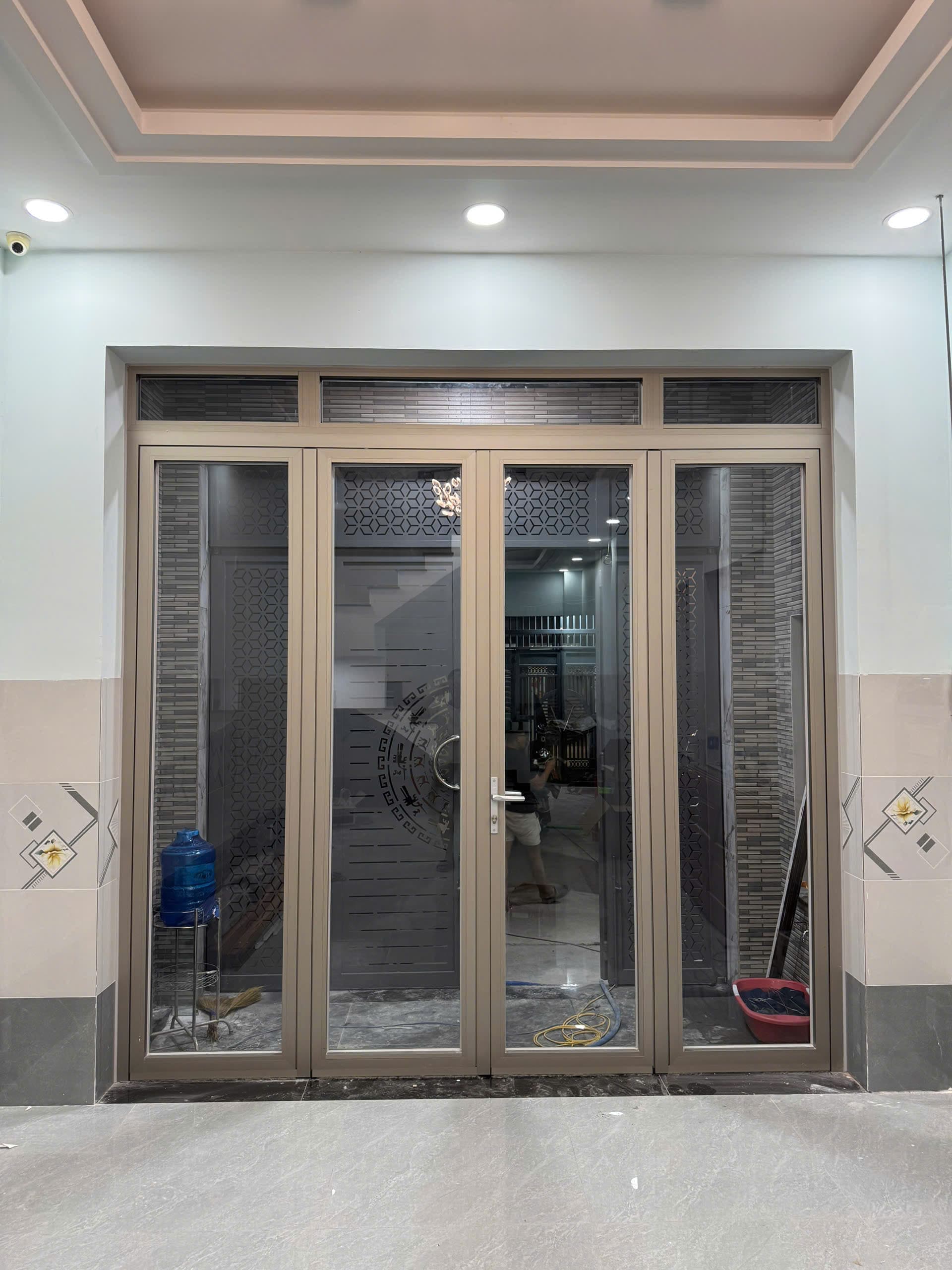 Cửa đi nhôm Maxpro bốn cánh kết hợp ô thoáng kính phía trên