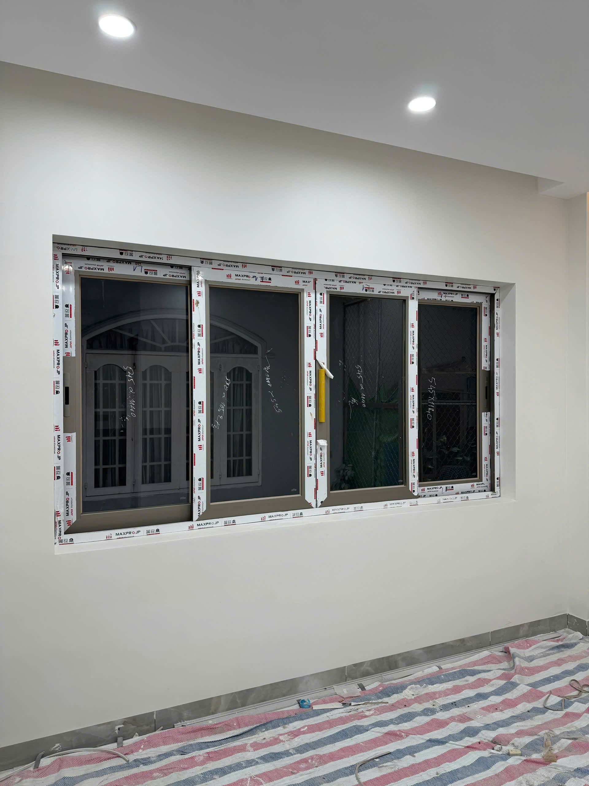 Cửa sổ lùa nhôm Maxpro bốn cánh đang hoàn thiện tại công trình