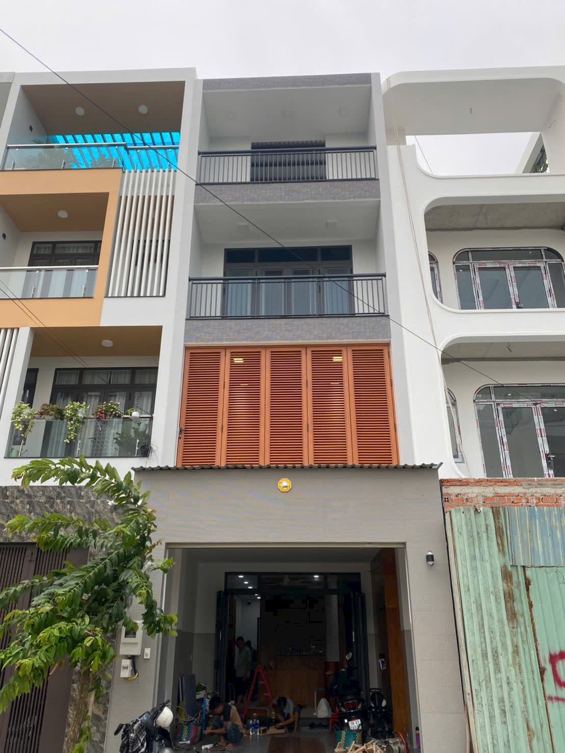 Cửa chớp nhôm màu vân gỗ tại mặt tiền nhà phố
