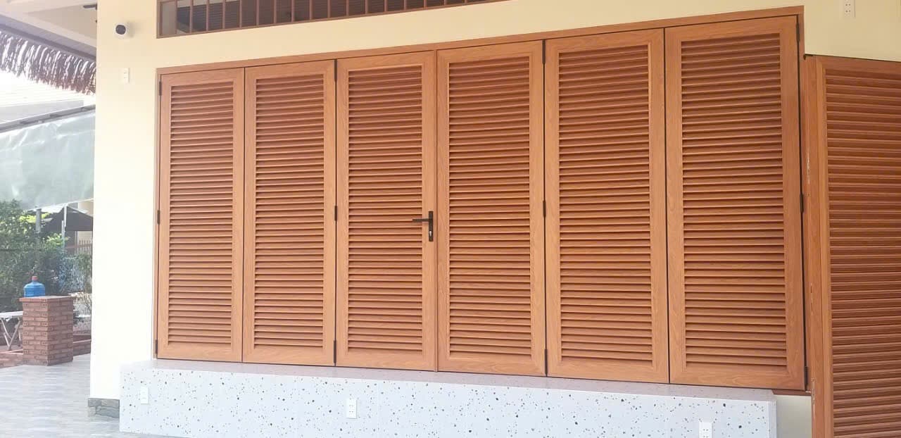 Cửa sổ chớp nhôm nhiều cánh màu vân gỗ thực tế