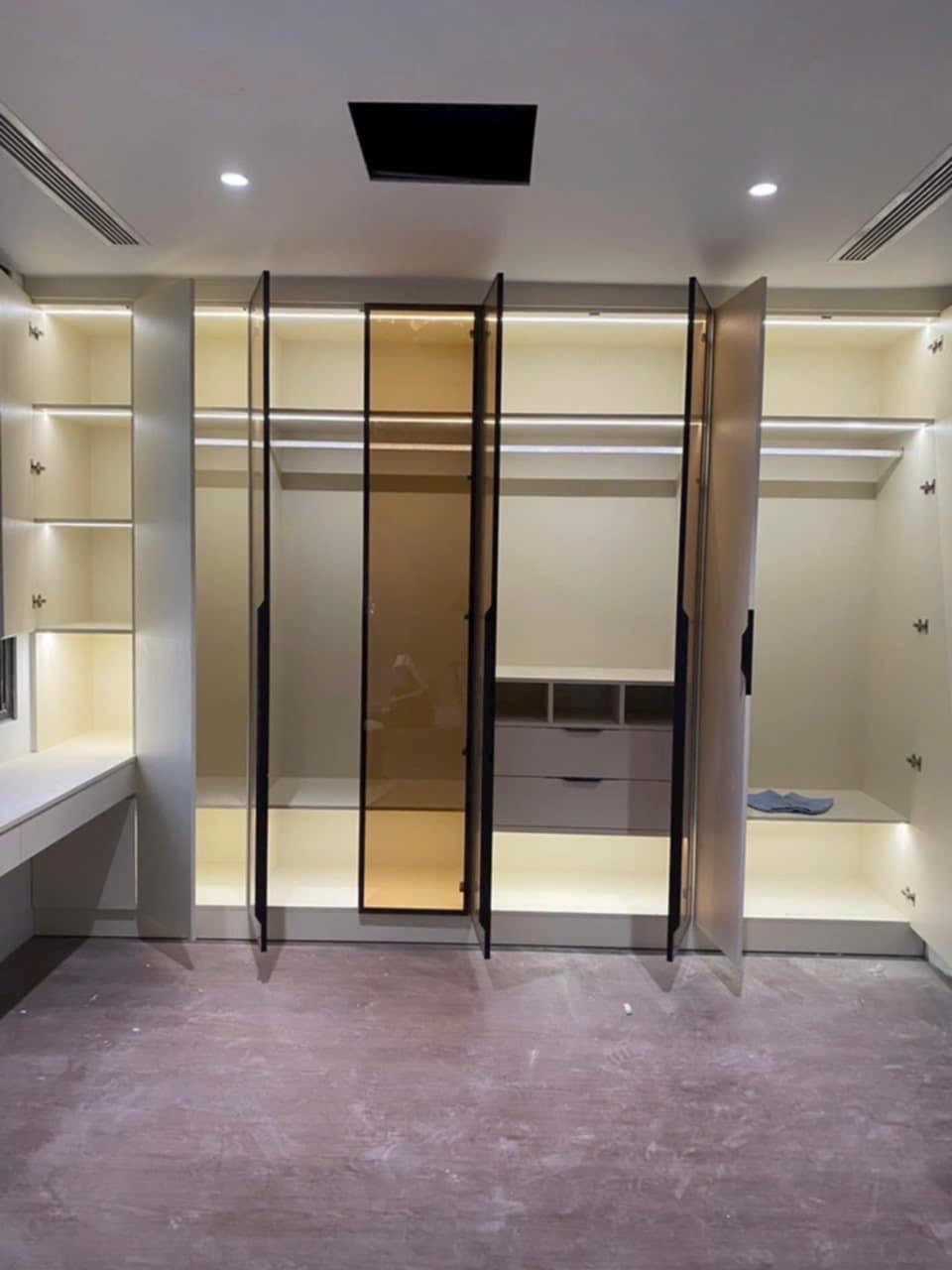 Tủ bếp nhôm hợp kim cánh kính hoàn thiện