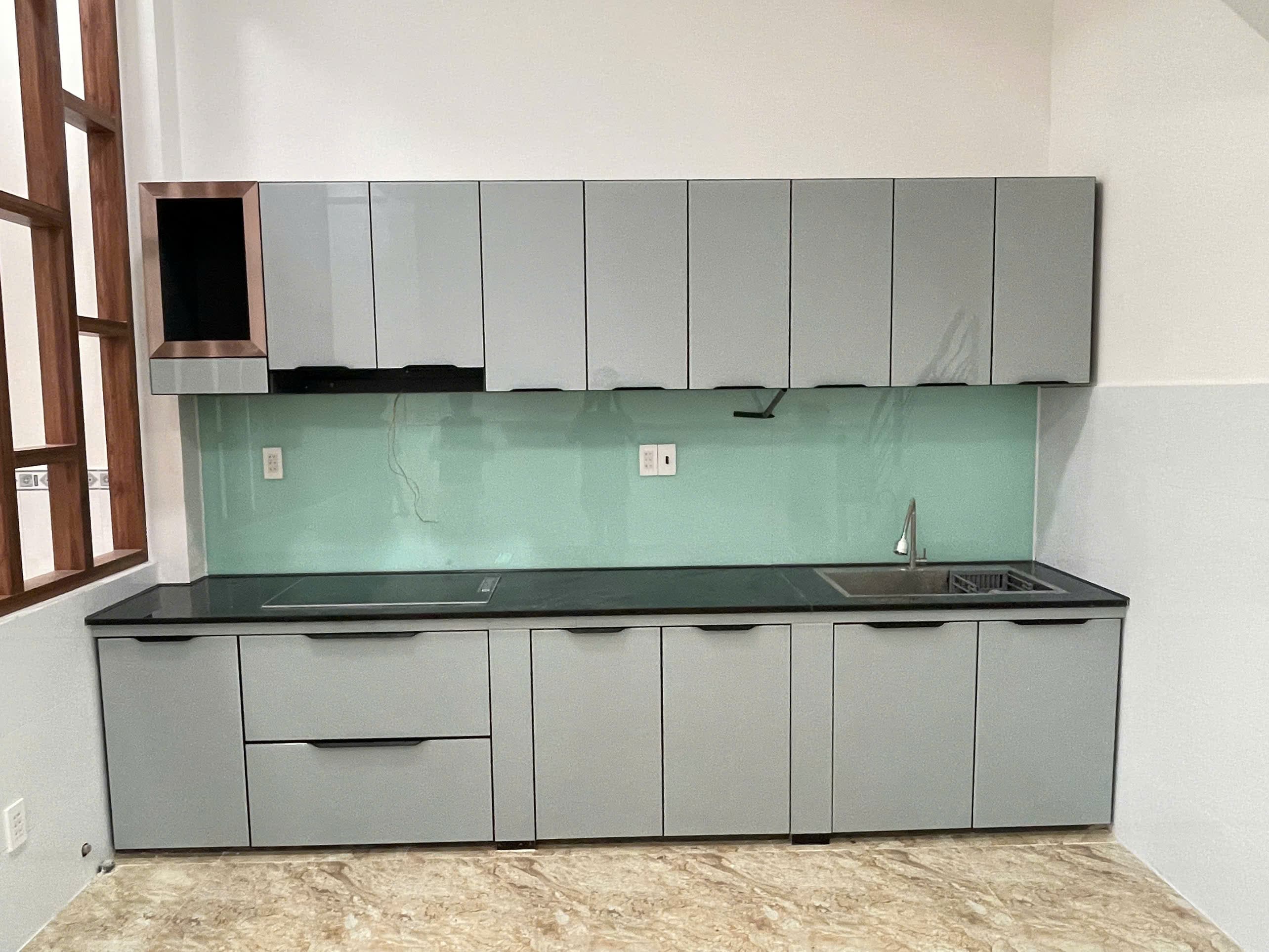 Tủ bếp chữ I cánh kính màu xám thực tế