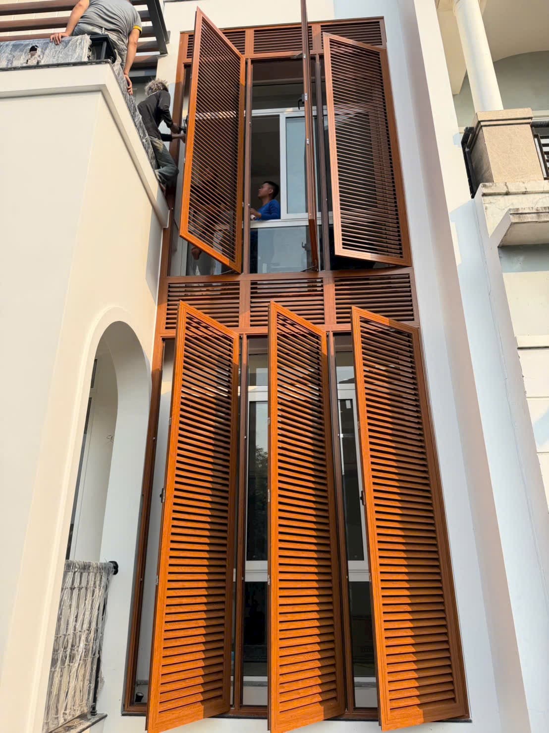 Tủ quần áo cánh kính màu trà thực tế