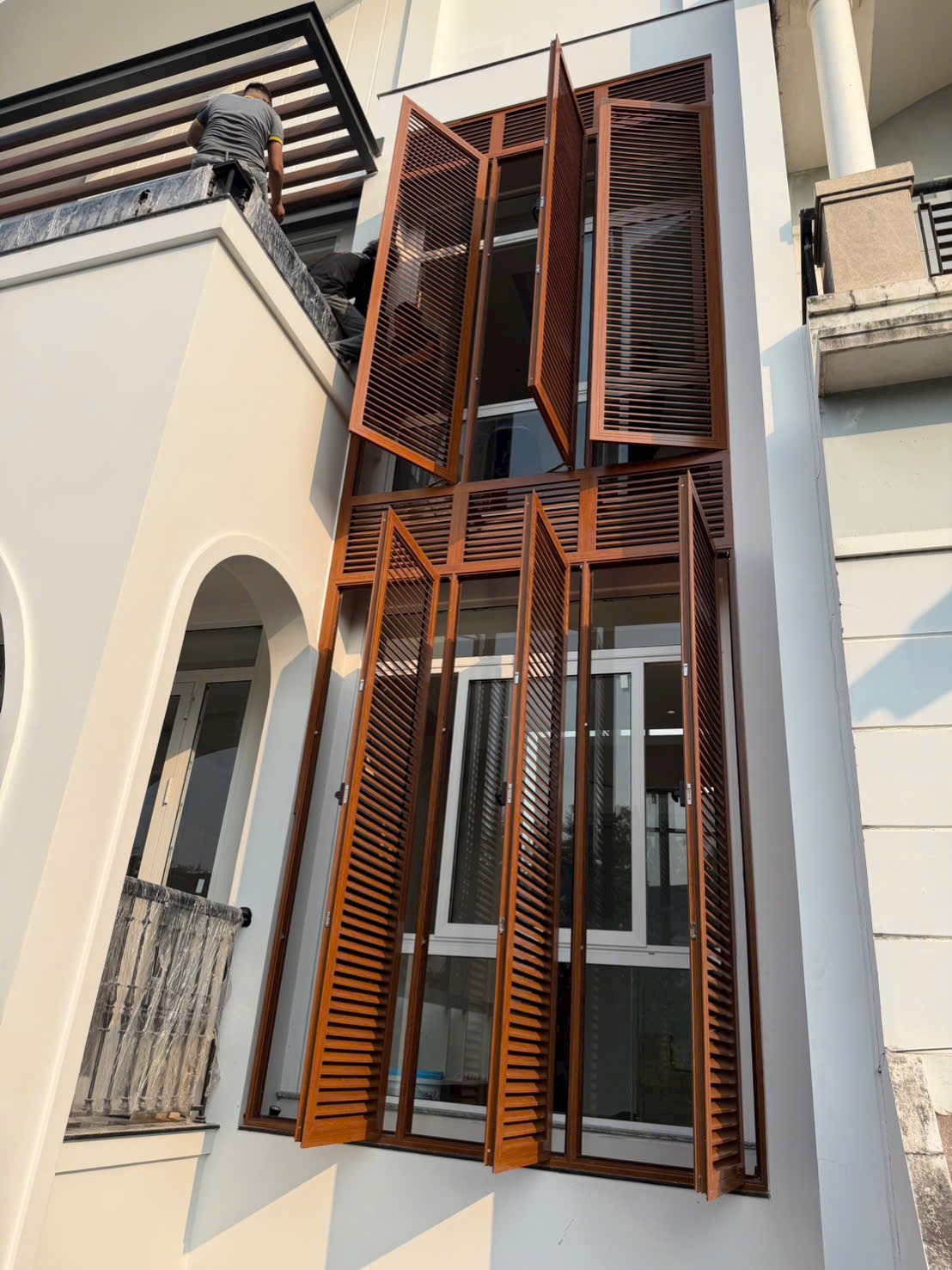 Cửa chớp nhôm mặt tiền nhà phố được chụp trực tiếp tại công trình thực tế