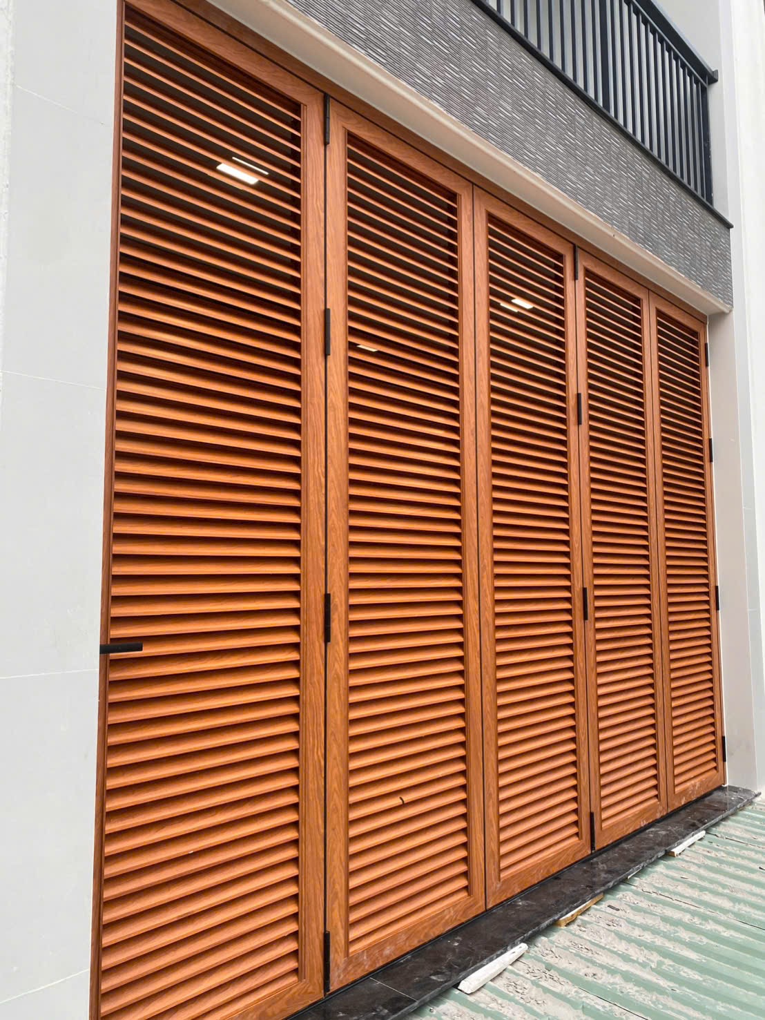Cửa chớp nhôm mở quay được chụp trực tiếp tại công trình thực tế
