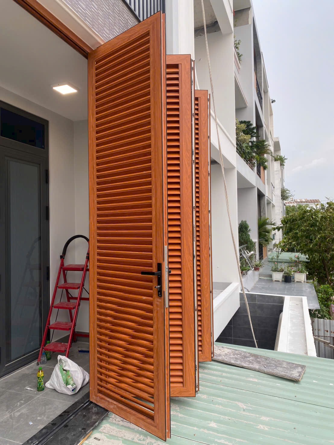 Cửa chớp nhôm hành lang được chụp trực tiếp tại công trình thực tế