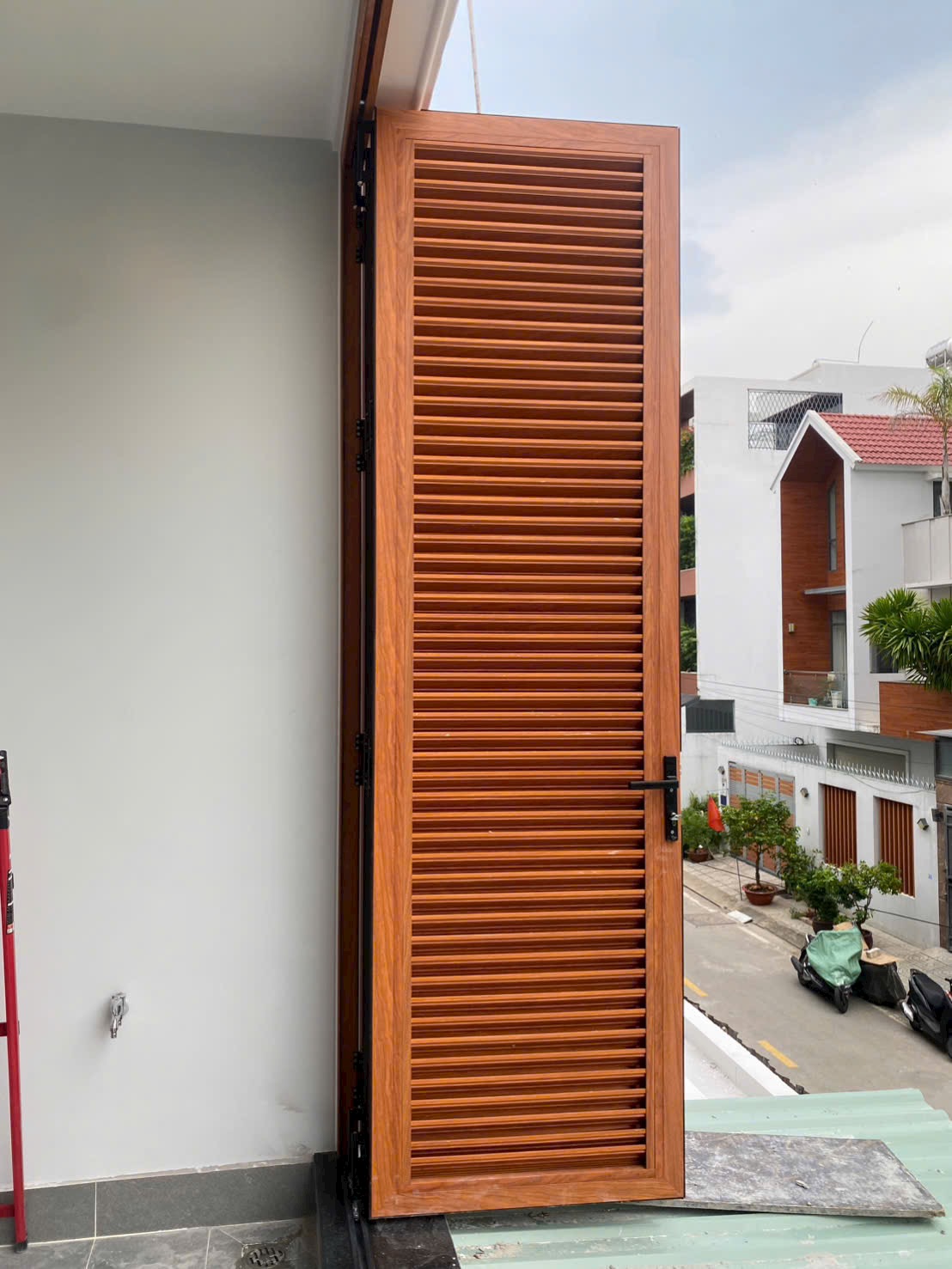 Cửa chớp nhôm lấy sáng được chụp trực tiếp tại công trình thực tế