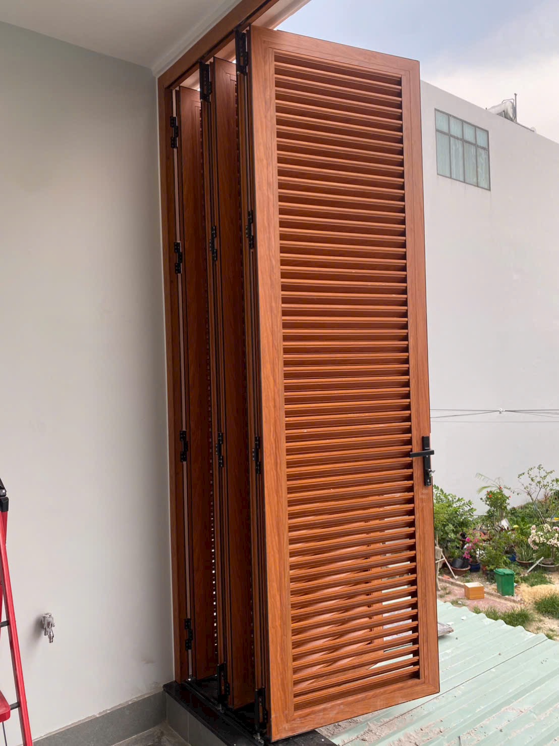 Cận cảnh cửa chớp nhôm được chụp trực tiếp tại công trình thực tế
