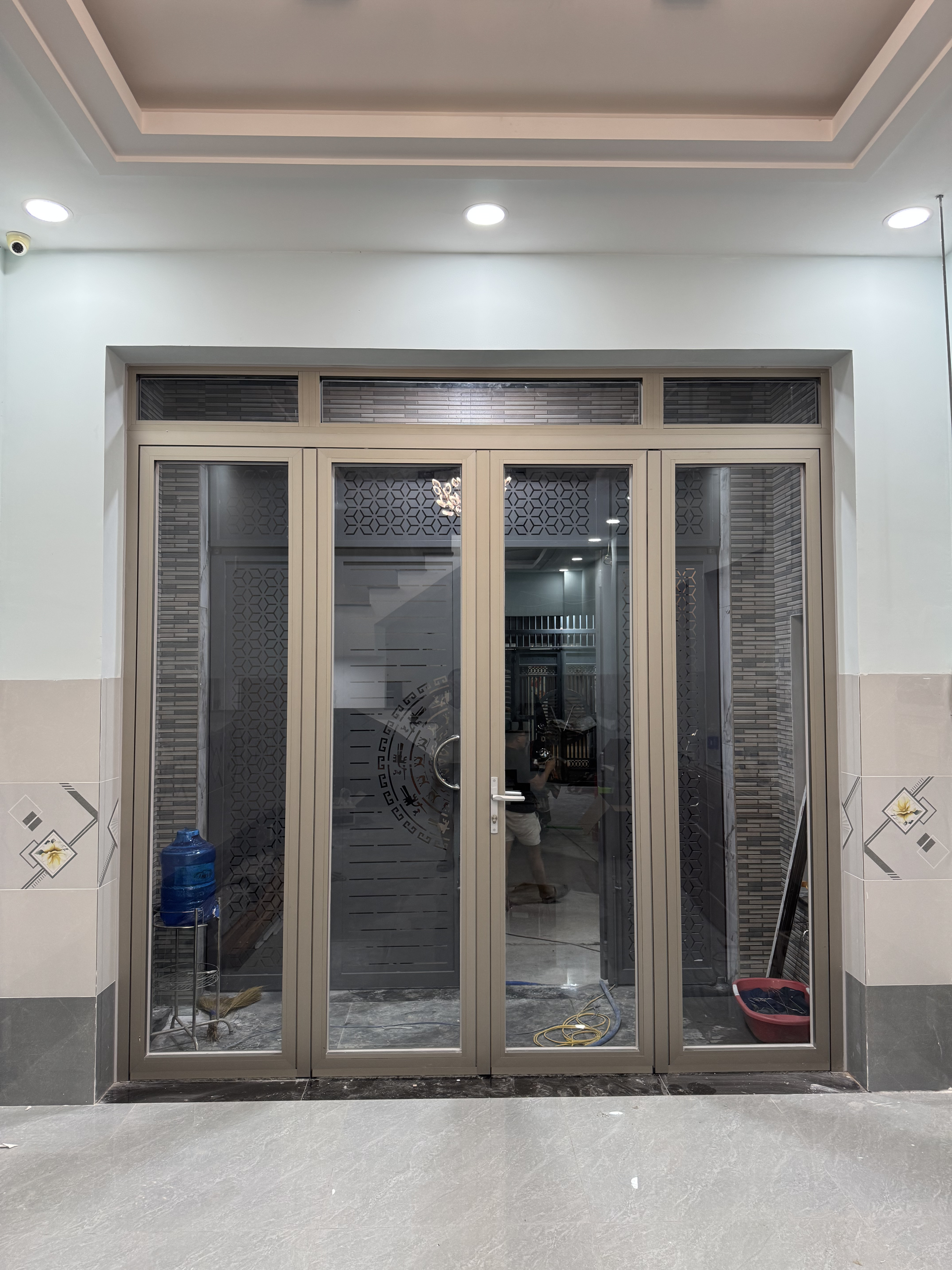 Cửa đi nhôm kính bốn cánh được chụp trực tiếp tại công trình thực tế
