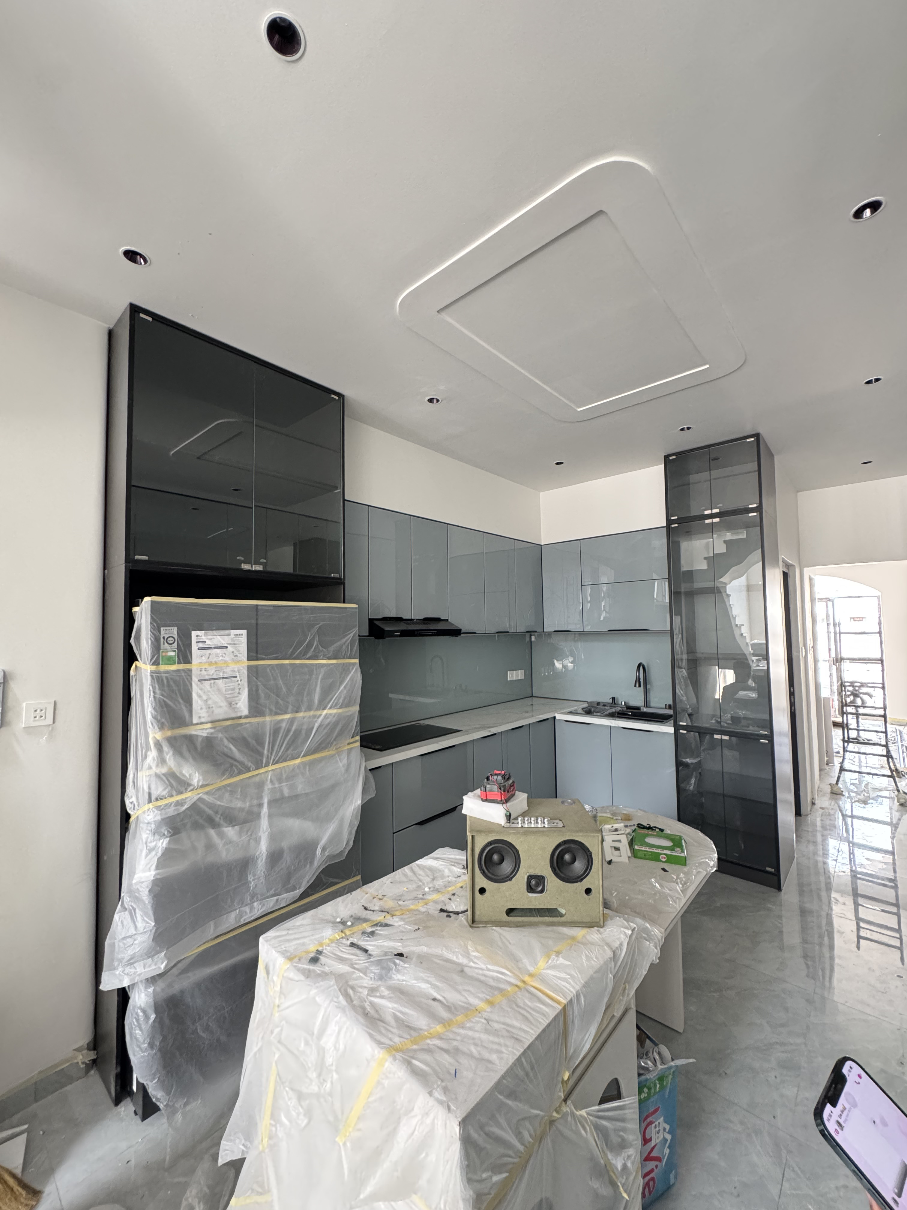 Tủ bếp hiện đại kết hợp tủ cao được chụp trực tiếp tại công trình thực tế