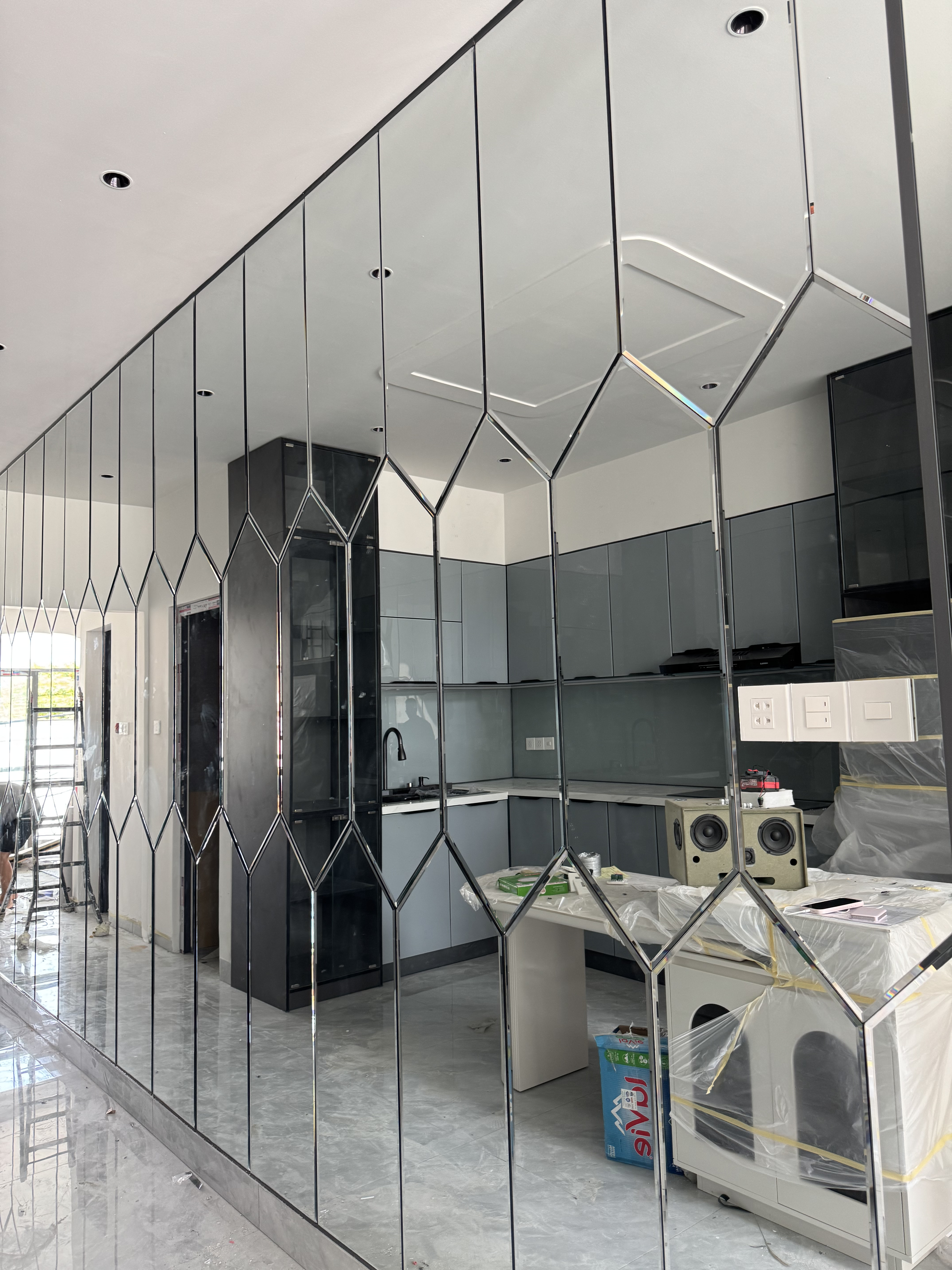 Tủ bếp cánh kính kết hợp vách gương được chụp trực tiếp tại công trình thực tế