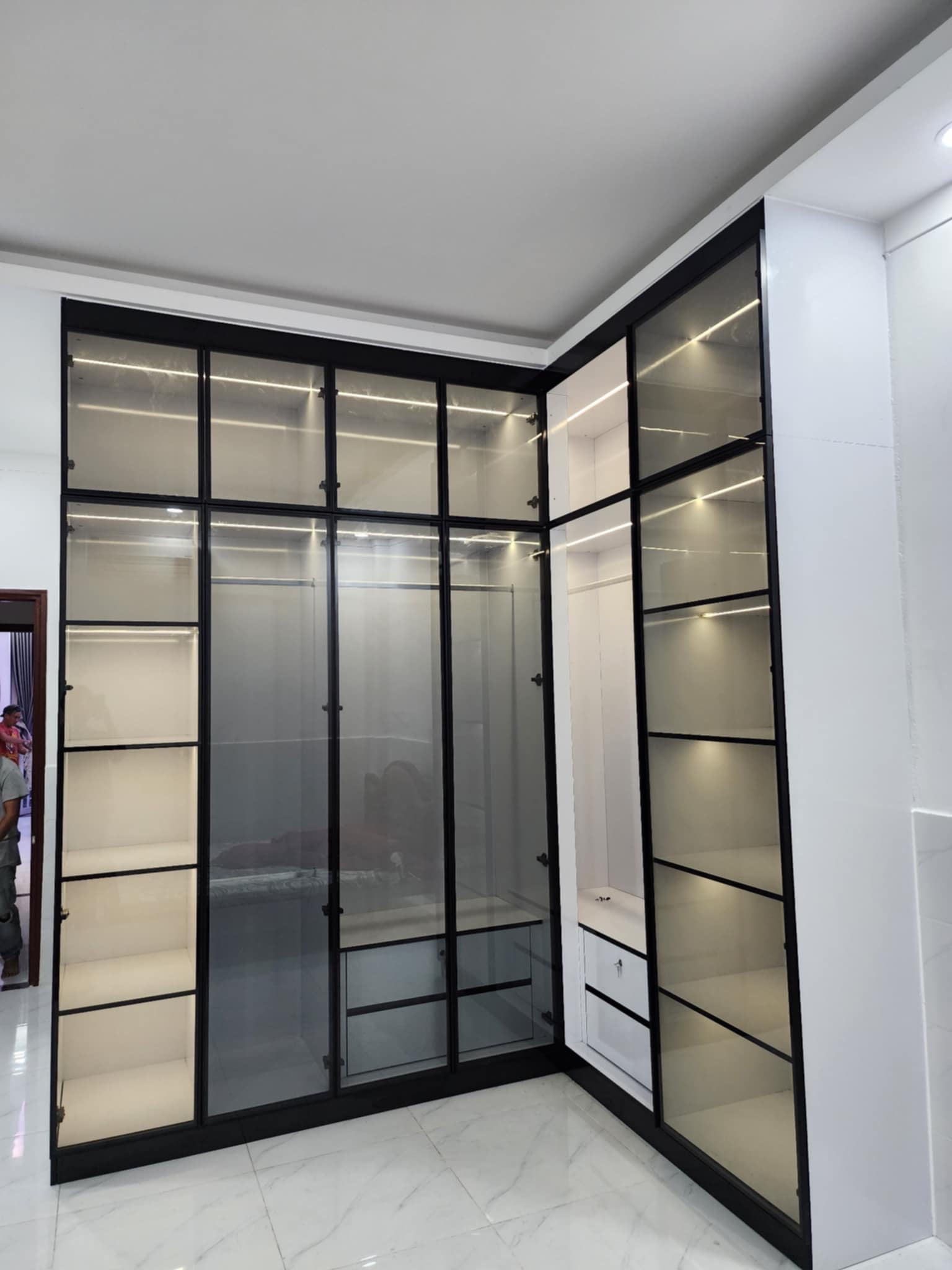 Tủ quần áo cánh kính góc L được chụp trực tiếp tại công trình thực tế