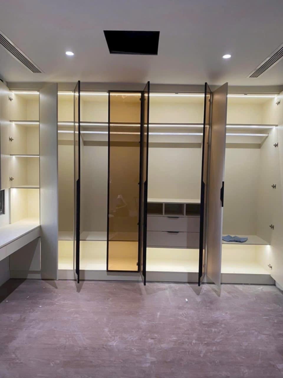 Tủ quần áo cánh kính có đèn LED được chụp trực tiếp tại công trình thực tế