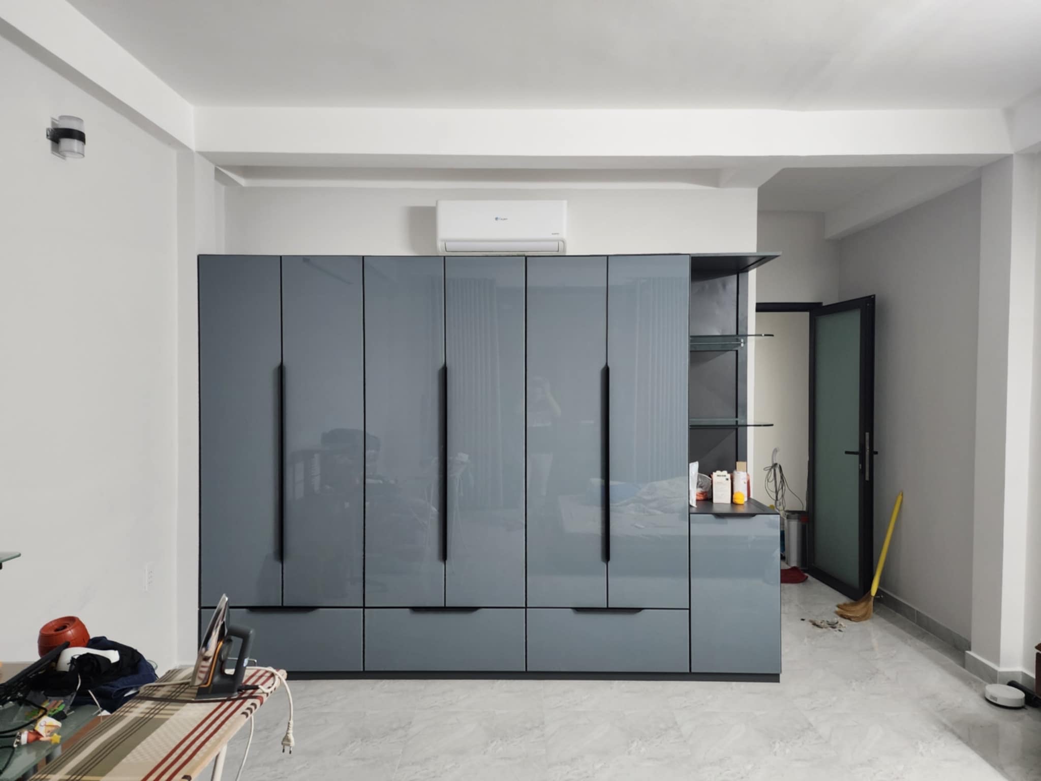 Tủ quần áo cánh kính màu xám khói khung nhôm tại công trình thực tế